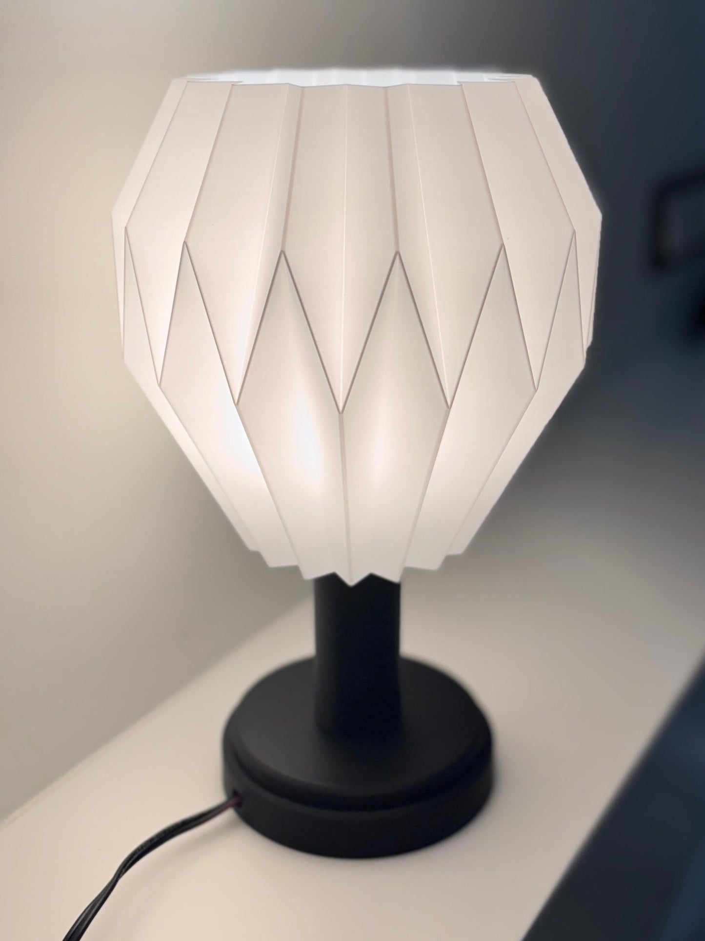 Origami Tasarım Masa Lambası - Modern Geometrik LED — Yan Açı | ESL Dekor