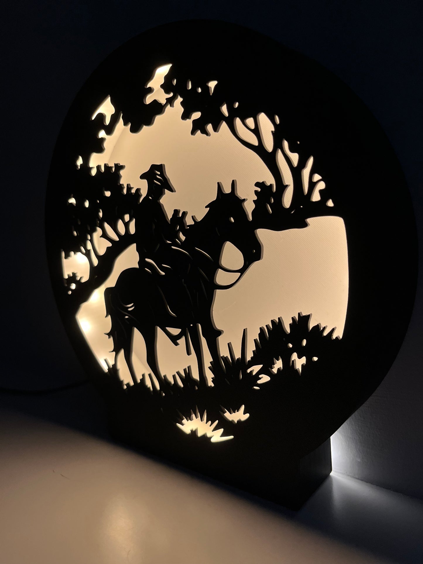 RDR Kovboy Temalı Masa Lambası - USB LED Aydınlatma — Detay Görünüm | ESL Dekor